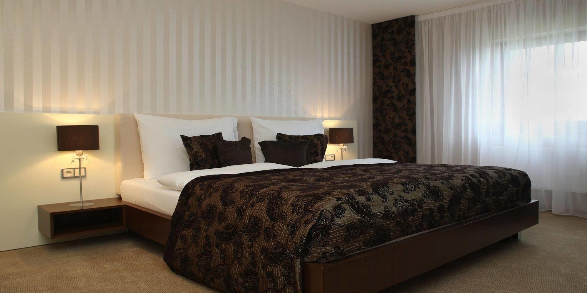 Golden Fish Apartmany Xia Plzen Ngoại thất bức ảnh