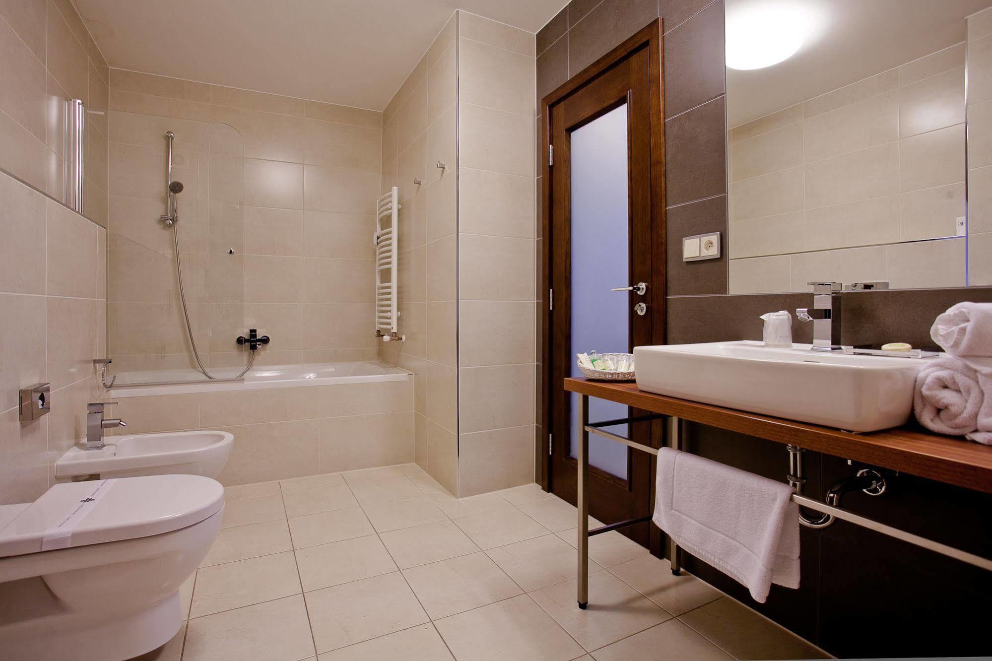 Golden Fish Apartmany Xia Plzen Ngoại thất bức ảnh