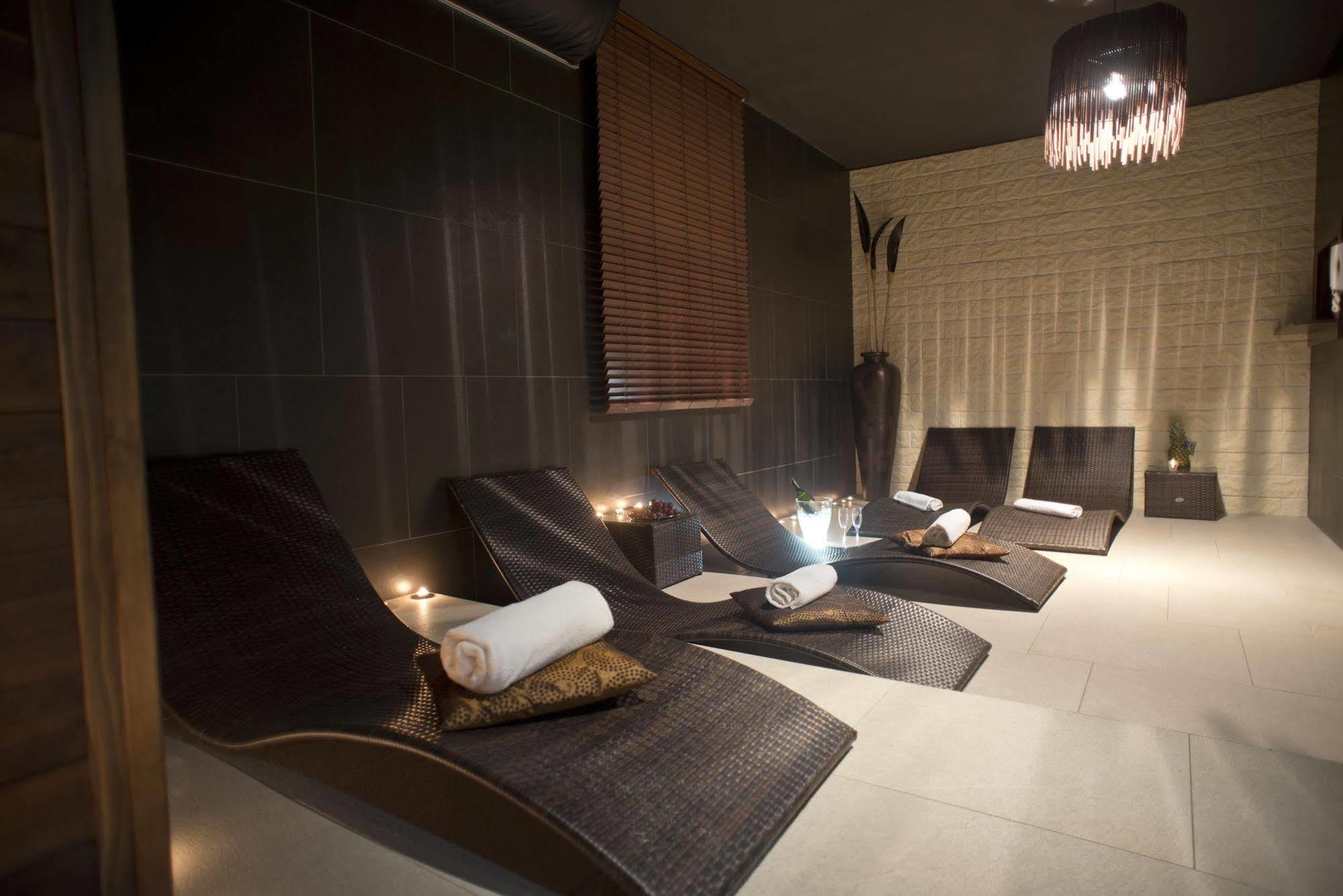 Golden Fish Apartmany Xia Plzen Ngoại thất bức ảnh